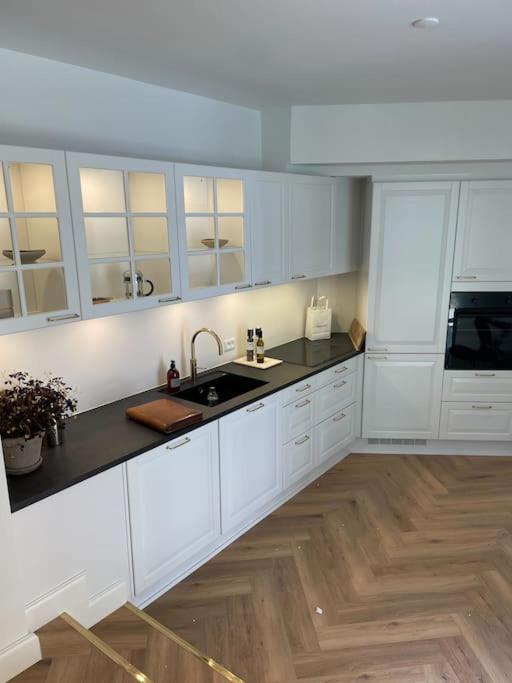 Appartamento Nyrenoveret Charmerende Lejlighed I Odense C! Esterno foto
